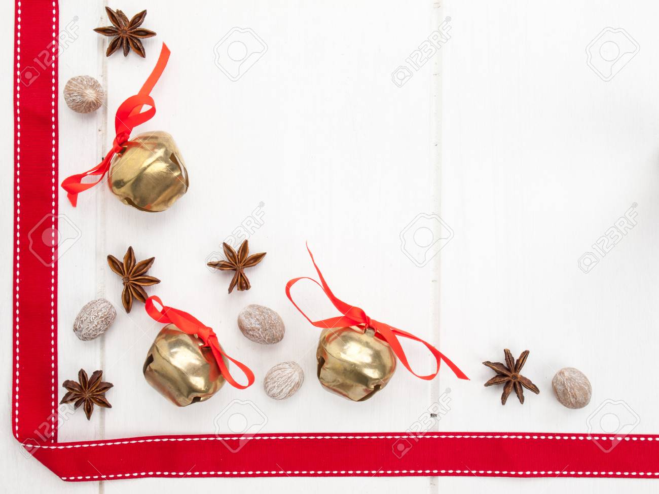スターアニス そりの鈴 高齢者 白の素朴な木製のテーブルの上に赤いリボンとナツメグのスポンサード の写真素材 画像素材 Image 29274312