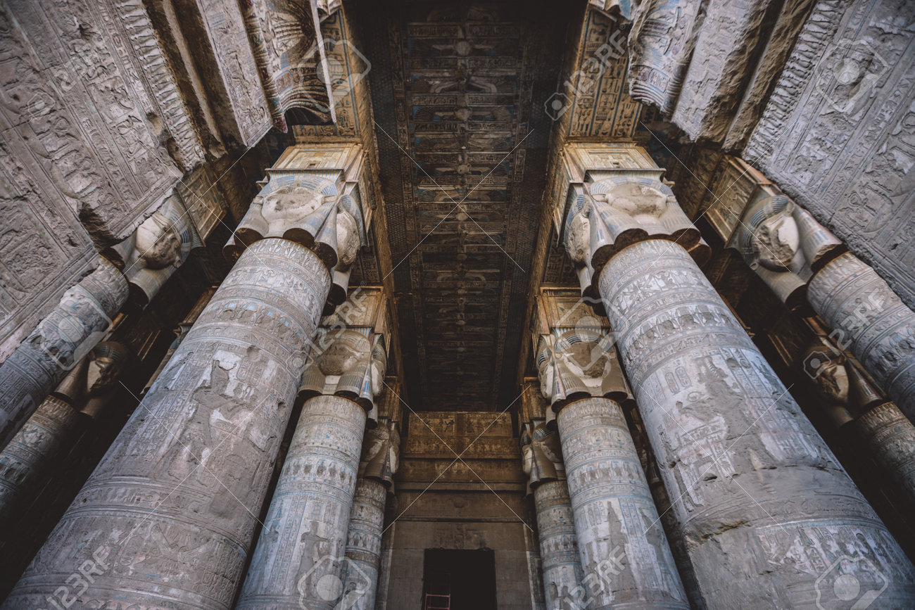 デンデラ エジプトのデンデラの南東にあるデンデラ寺院群の古代エジプトの塗装柱の眺めの写真素材・画像素材 Image 189743618