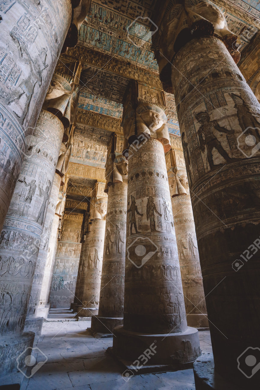 デンデラ エジプトのデンデラの南東にあるデンデラ寺院群の古代エジプトの塗装柱の眺めの写真素材・画像素材 Image 189743625