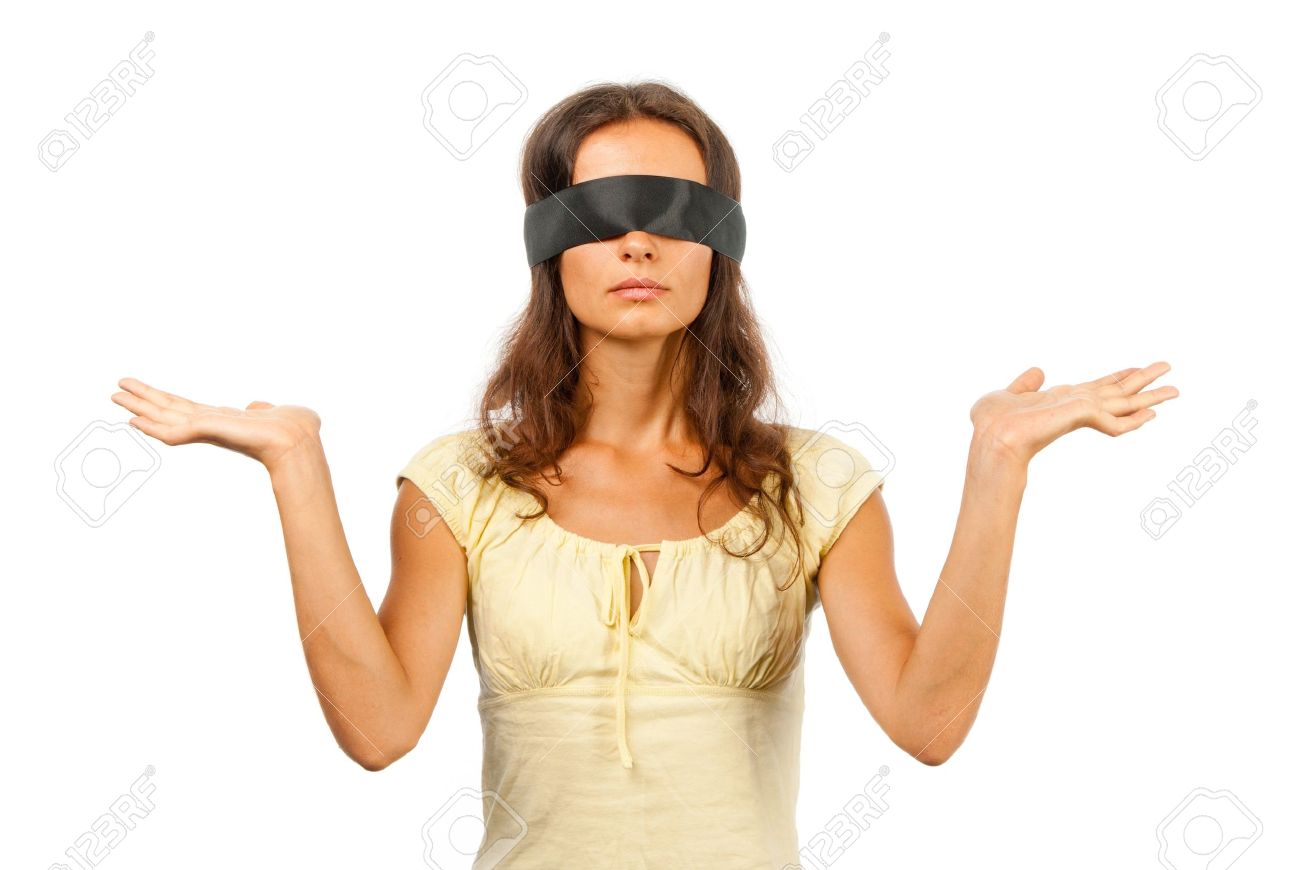 目隠し男を彼の手をスローします の写真素材 画像素材 Image