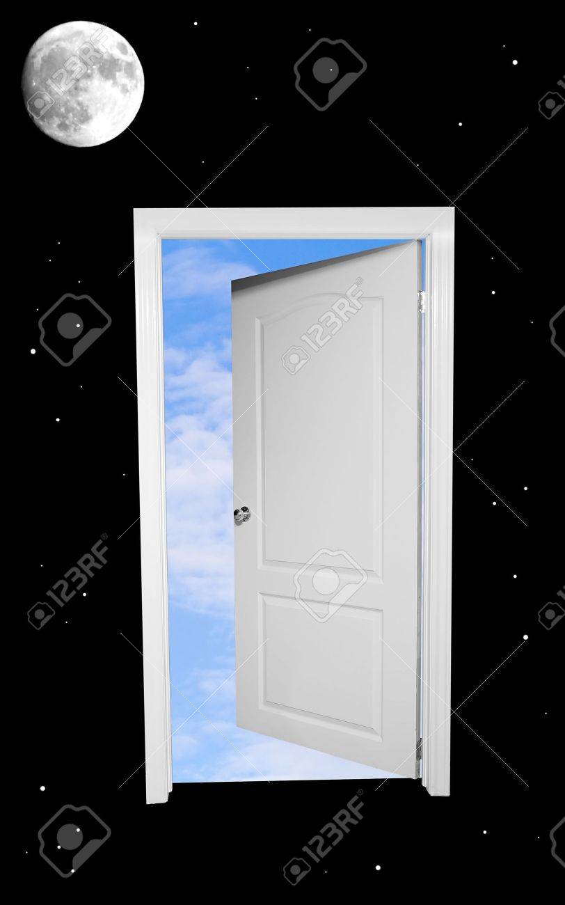 宙に浮いている黒と白のドア向こうに青空が開きます の写真素材 画像素材 Image