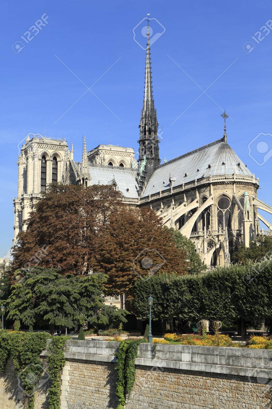 Seine Seitenansicht Der Beruhmten Kathedrale Notre Dame In Paris Gebadet In Richtungsmorgenlicht Lizenzfreie Fotos Bilder Und Stock Fotografie Image 39503191