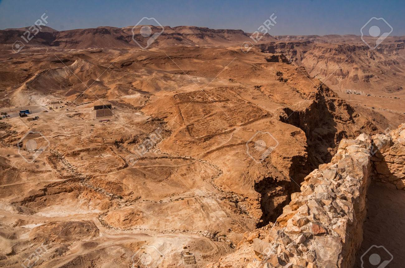 マサダ 死海を見下ろすユダヤ砂漠の東の端で南イスラエルの古代の要塞 最初のユダヤ人ローマ戦争 として知られている 大きいユダヤ人の反乱 の後ローマ帝国の軍によって要塞の包囲につながった の写真素材 画像素材 Image