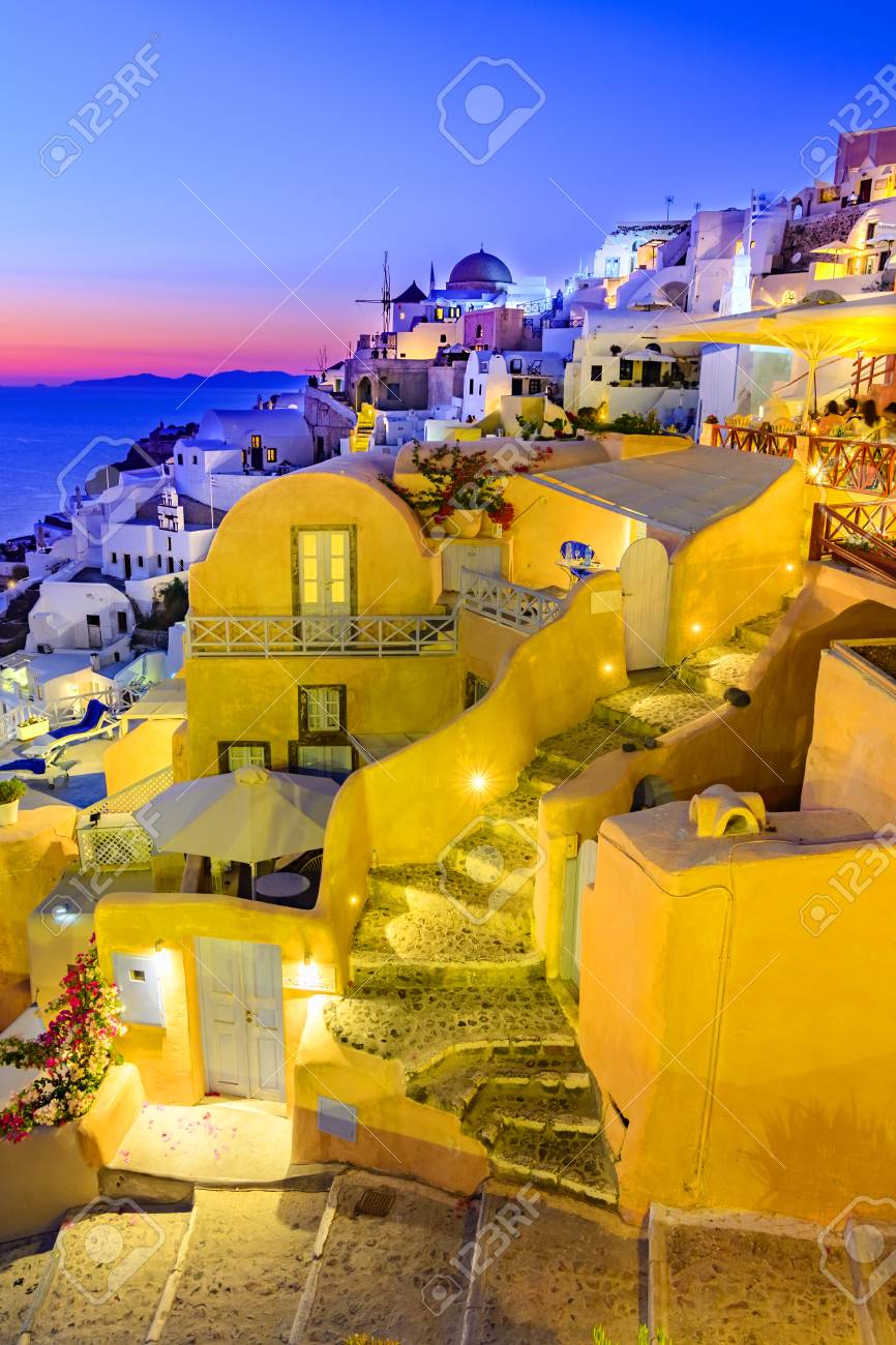 イアの町 サントリーニ島 ギリシャ夕暮れ時 伝統的なと有名な白い家 カルデラ エーゲ海の青いドームの教会 の写真素材 画像素材 Image