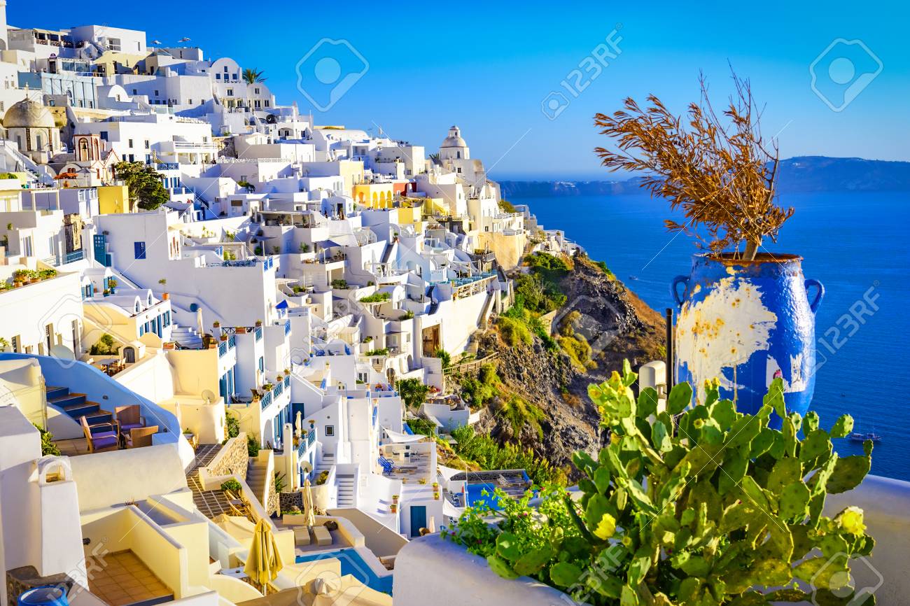 Strassen Von Fira Santorini Insel Griechenland Traditionelle Und Beruhmte Weisse Hauser Uber Der Caldera Agais Lizenzfreie Fotos Bilder Und Stock Fotografie Image