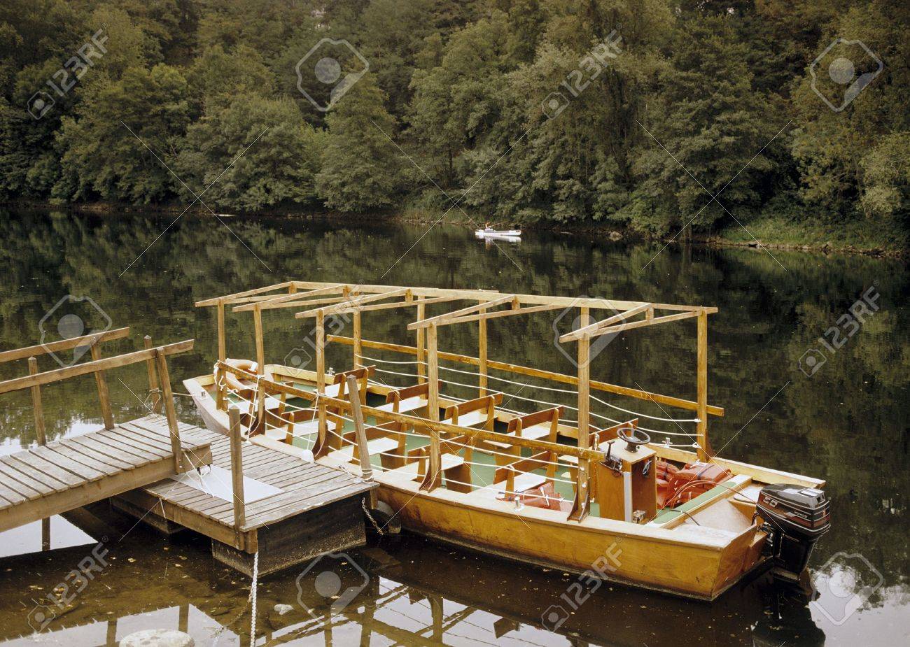 River Dordogne Flat Bottomed Boat Stock Photo Picture And Royalty Free Image Image 672511