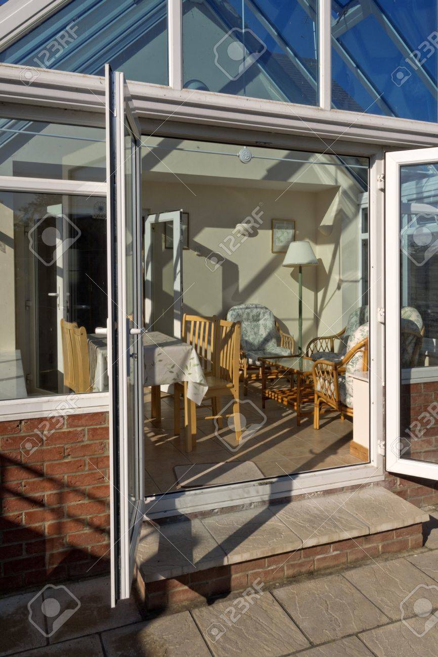 Wintergarten Tische Stuhle Pflanzen Zimmer Im Haus Neben Garten