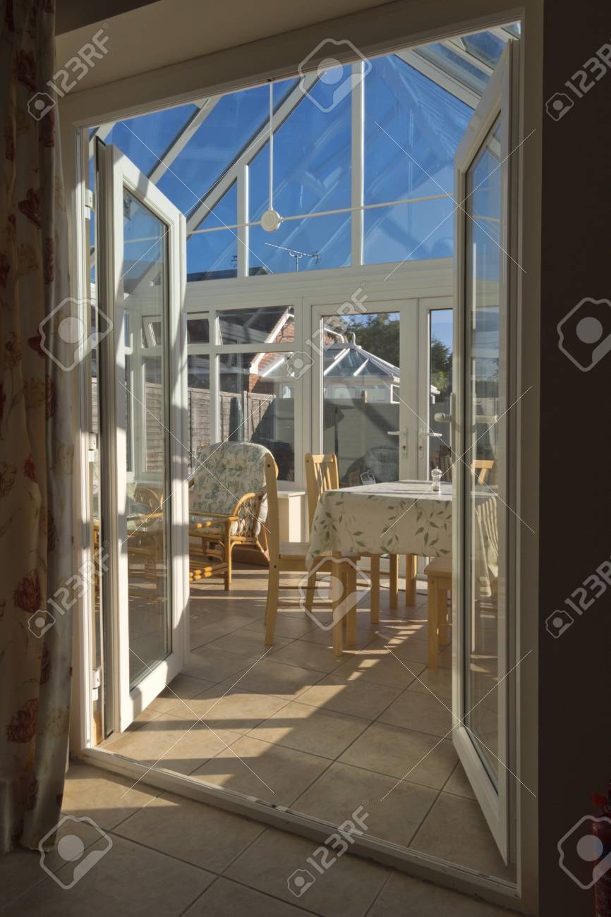 Wintergarten Tische Stuhle Pflanzen Zimmer Im Haus Neben Garten