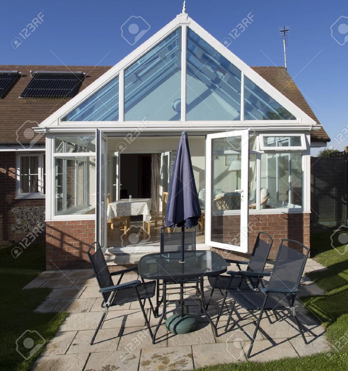 Wintergarten Tische Stuhle Pflanzen Zimmer Im Haus Neben Garten