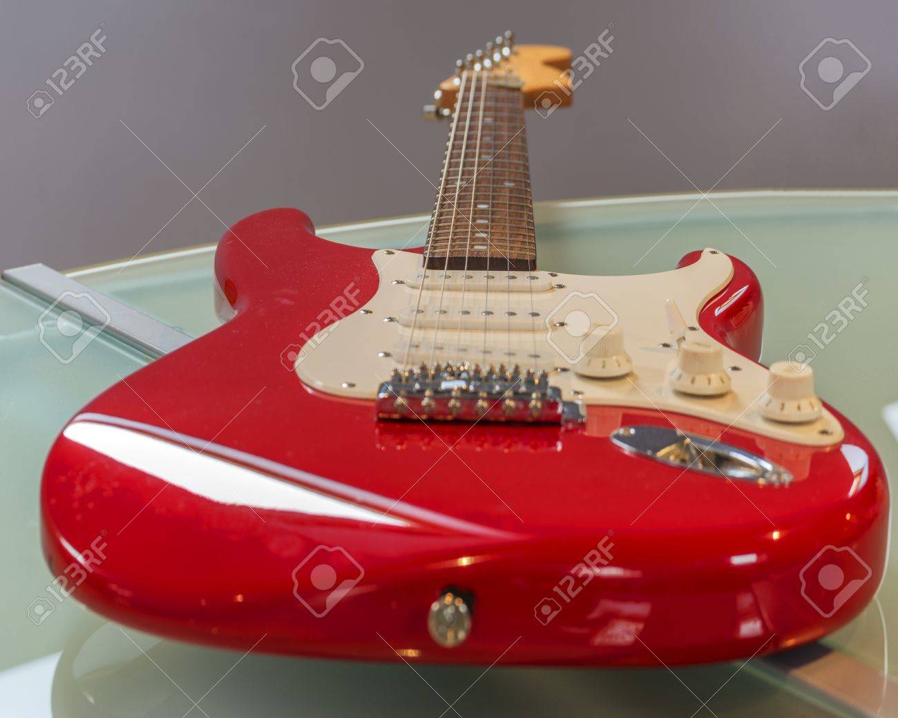 赤いストラト キャスター ギター の写真素材 画像素材 Image