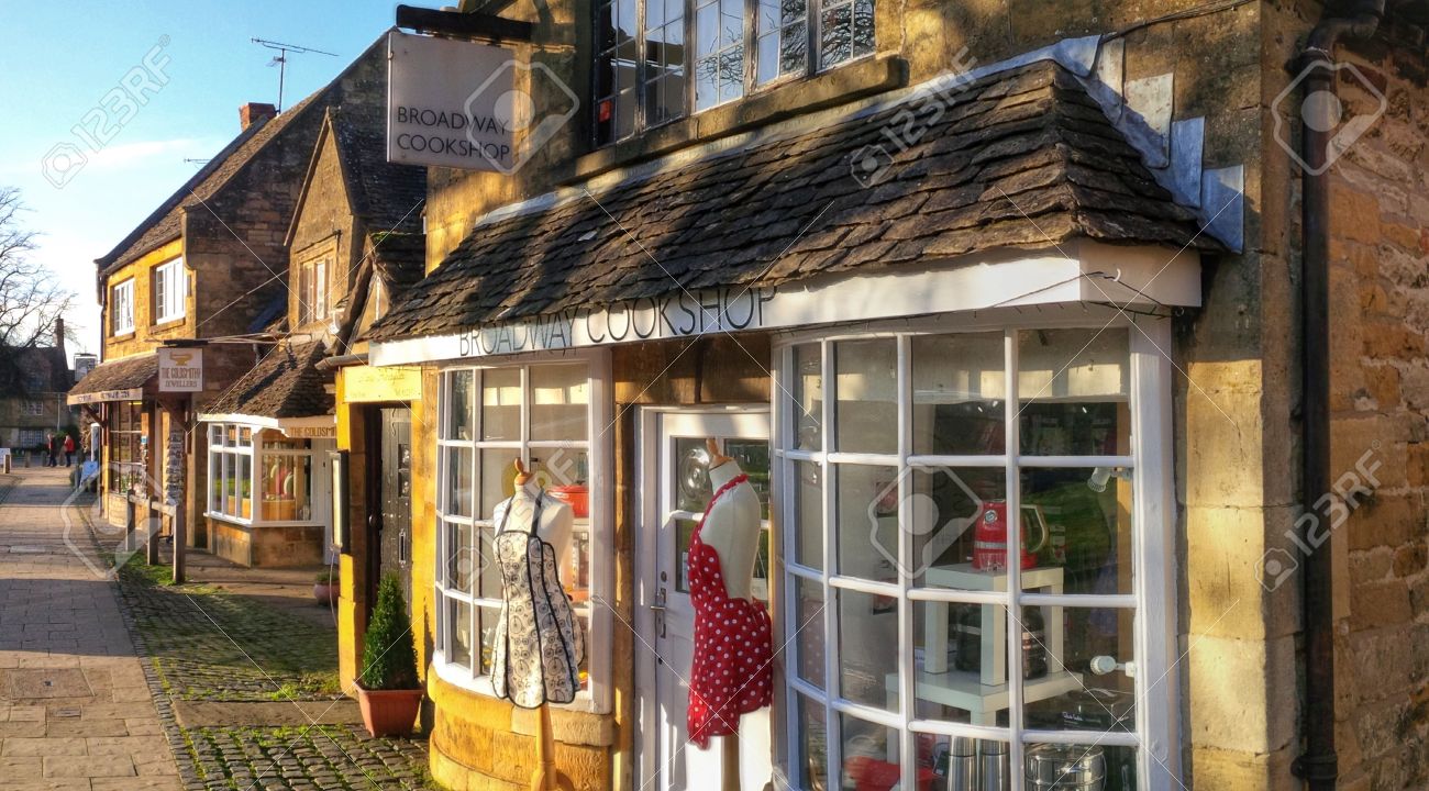 ミッドランズ イギリスのウスターシャー コッツウォルズのブロードウェイ村のハイ ストリートにあった古い家 の写真素材 画像素材 Image ミッドランズ イギリスのウスターシャー コッツウォルズのブロードウェイ村のハイ ストリートにあった古い家 の写真素材 画像素材 Image