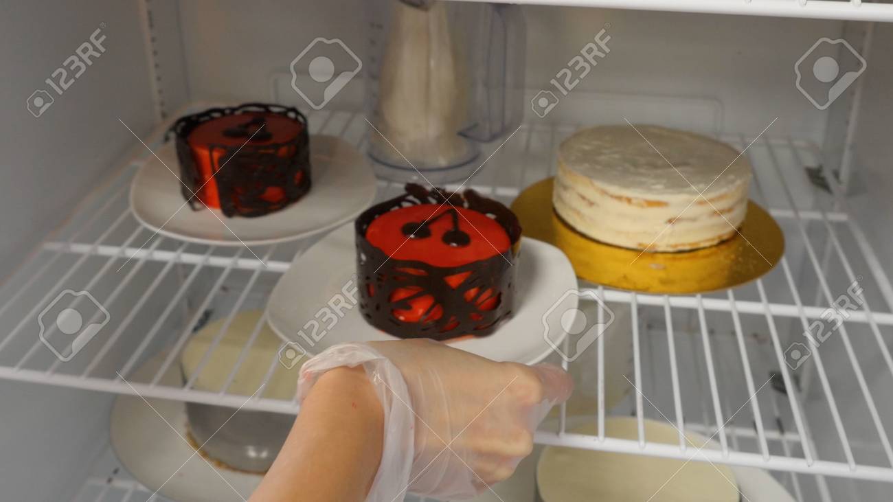 Femme Met Un Gateau Sucre Dans Le Refrigerateur Gateau Au Frigo Banque D Images Et Photos Libres De Droits Image Femme Met Un Gateau Sucre Dans Le Refrigerateur Gateau Au Frigo Banque D Images Et Photos Libres De Droits Image