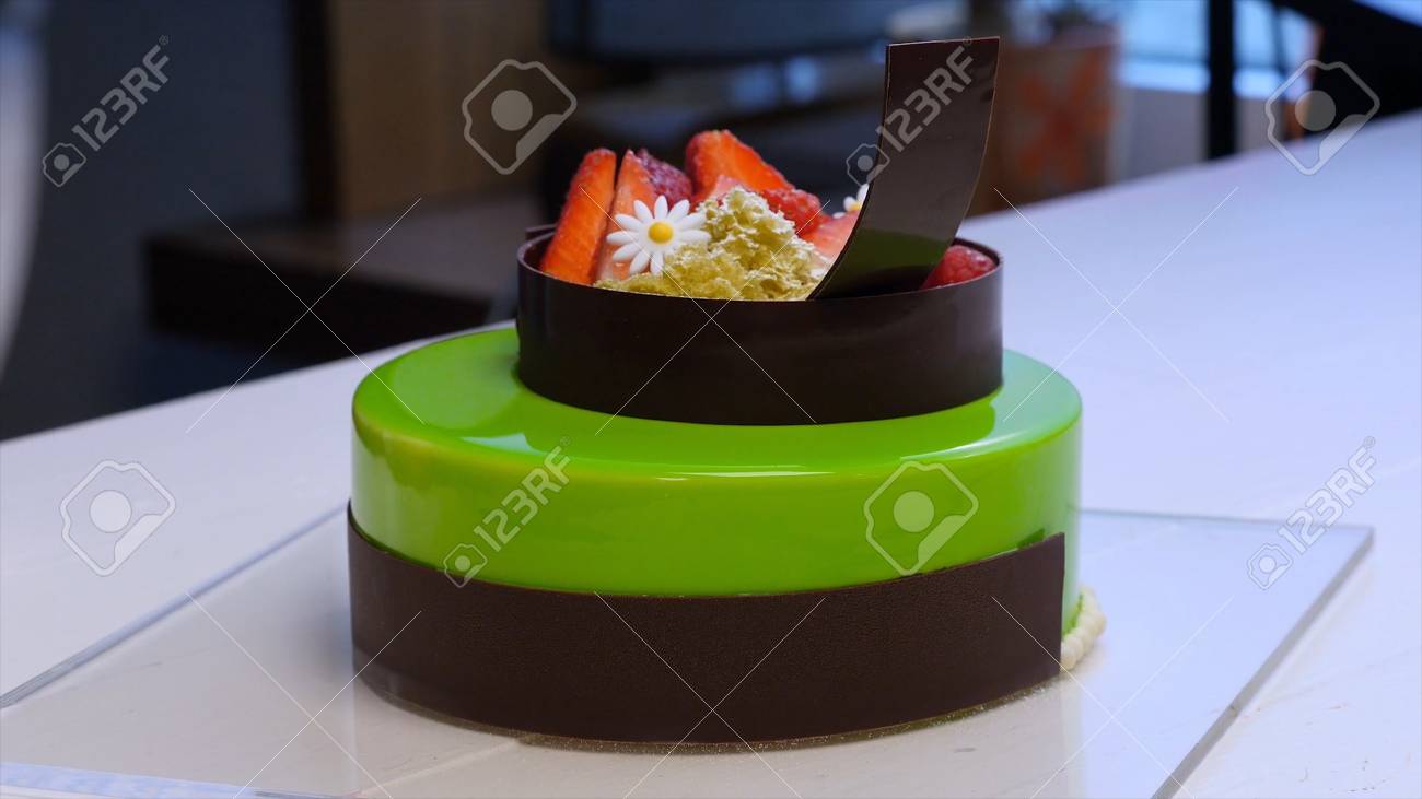 Cherry Cheesecake Sur La Table Servis Assortis De Mini Gateaux Au Chocolat Et Aux Fruits Pour Les Vacances Selectif Gateaux Aux Fruits Avec Des Baies Gateau Couche D Epinard Et Pile De Macarons Francais