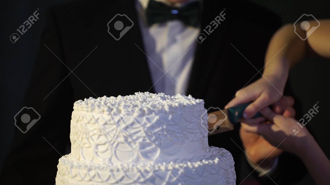 新郎新婦の手は ウエディング ケーキのスライスのカットします 結婚式のケーキカットの結婚披露宴での新郎新婦新郎新婦がウェディング ケーキをカット の写真素材 画像素材 Image