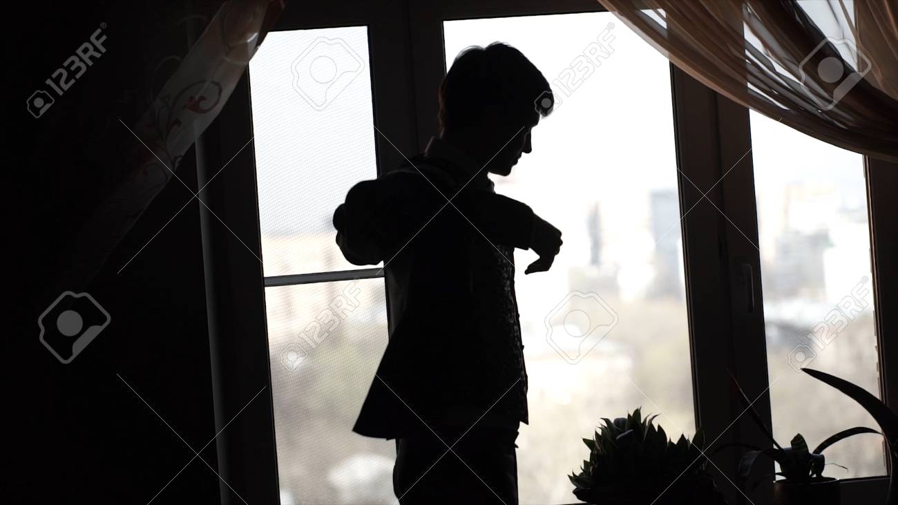 ビジネスマン ポートレート シルエット ドレスを取得 彼のジャケットを置きます スーツを着ている人のシルエット ウィンドウの前に立って髭の新郎の シルエット の写真素材 画像素材 Image 1551