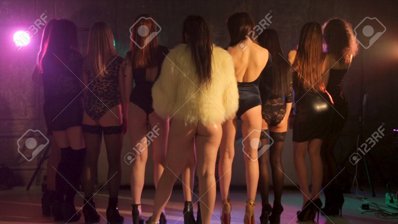 Vista Traseira De Modelos Com Grandes Bundas Estão Em Um Quarto Escuro.  Bela Mulher Morena, Modelos Sensuais, Bunda Closeup Fotos, retratos,  imágenes y fotografía de archivo libres de derecho. Image 89507330