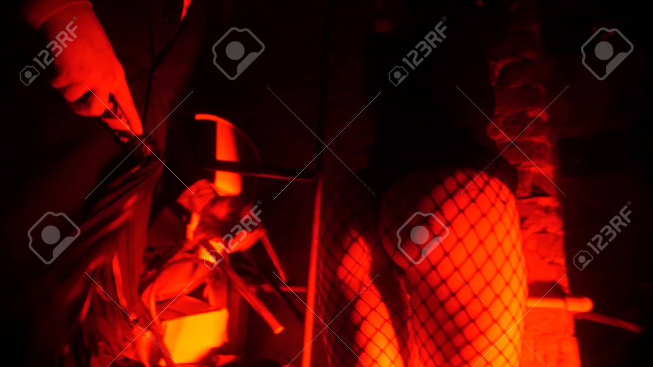 BDSM プロ殴 男は女性の革の鞭を打つ。強い男は鞭を握る手、bdsm。男は女の子のお尻を殴る。の写真素材・画像素材 Image 91305304