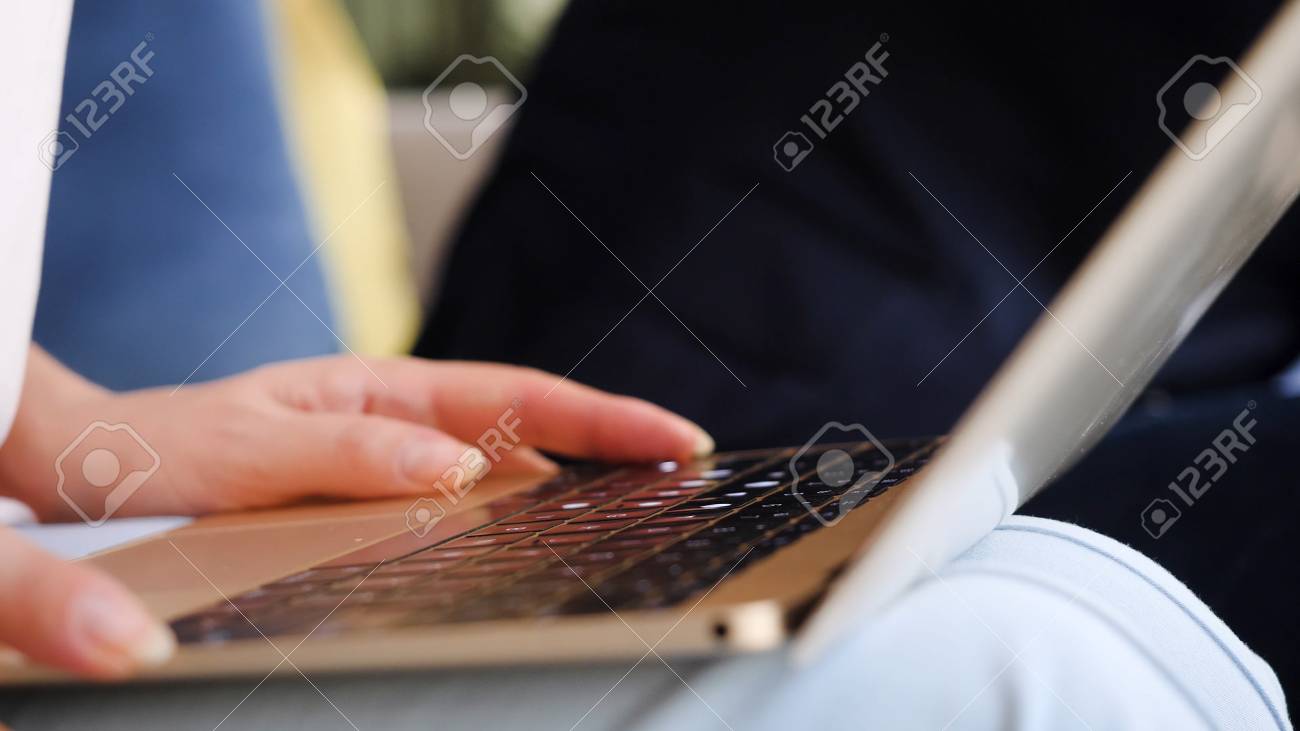 ラップトップを使用する女性 ウェブを検索 情報を閲覧 自宅で職場を持っています コーヒーショップカフェでラップトップで働くビジネスの女の子 ラップトップのキーボードでタイピング女性の手 の写真素材 画像素材 Image
