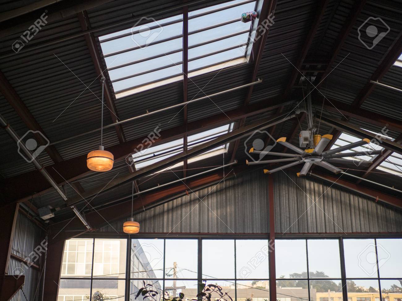 Ventilateur Industriel Et Fenetres Avec Plafond Haut Dans L 39 Entrepot Sur Une Journee Ensoleillee Banque D Images Et Photos Libres De Droits Image 99252122