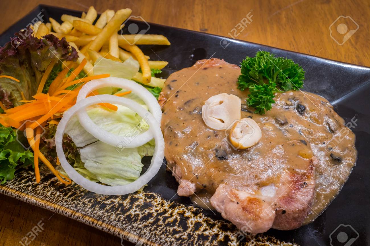 Steak De Porc En Bonne Sante Avec Sauce Aux Champignons Et Salade