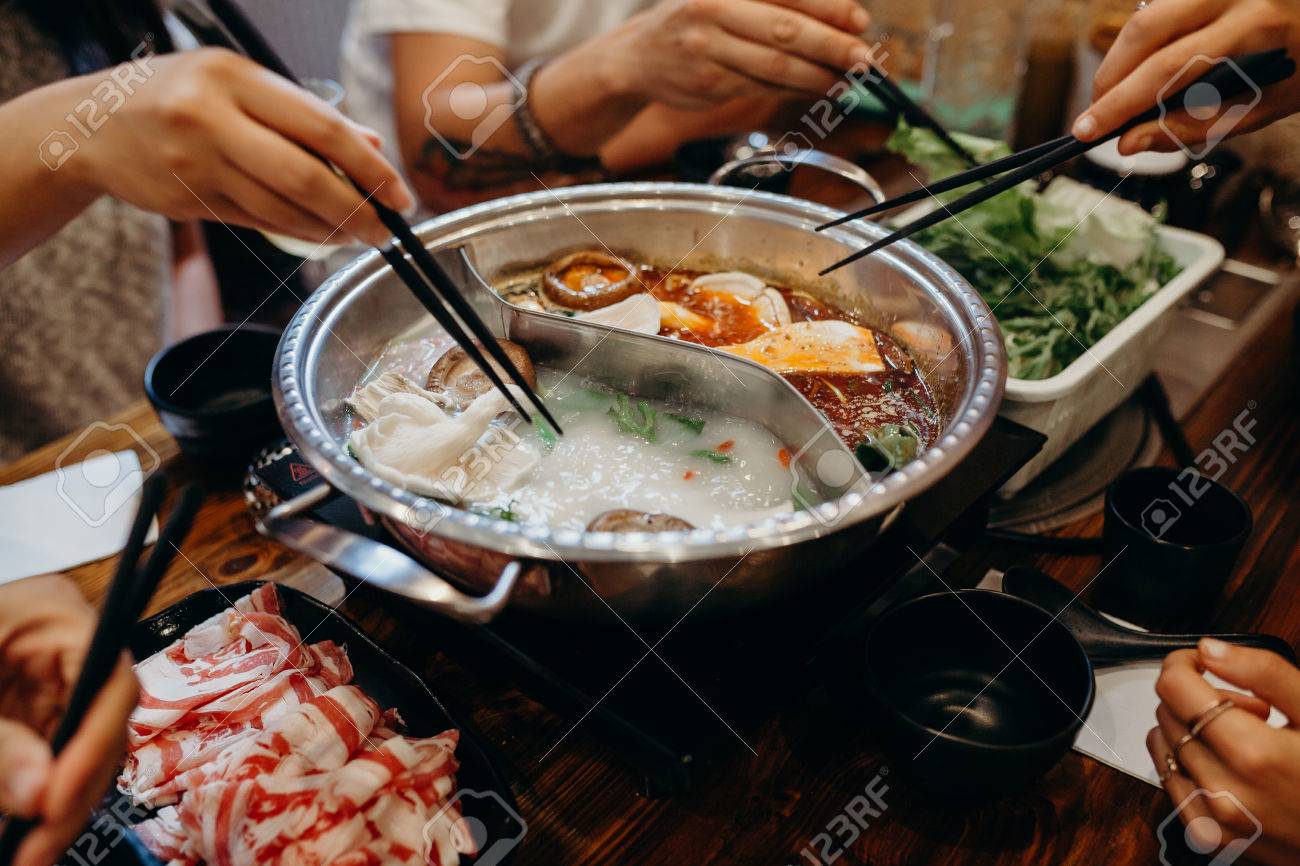 韓国鍋料理 手は箸で食べ物を取るします の写真素材 画像素材 Image
