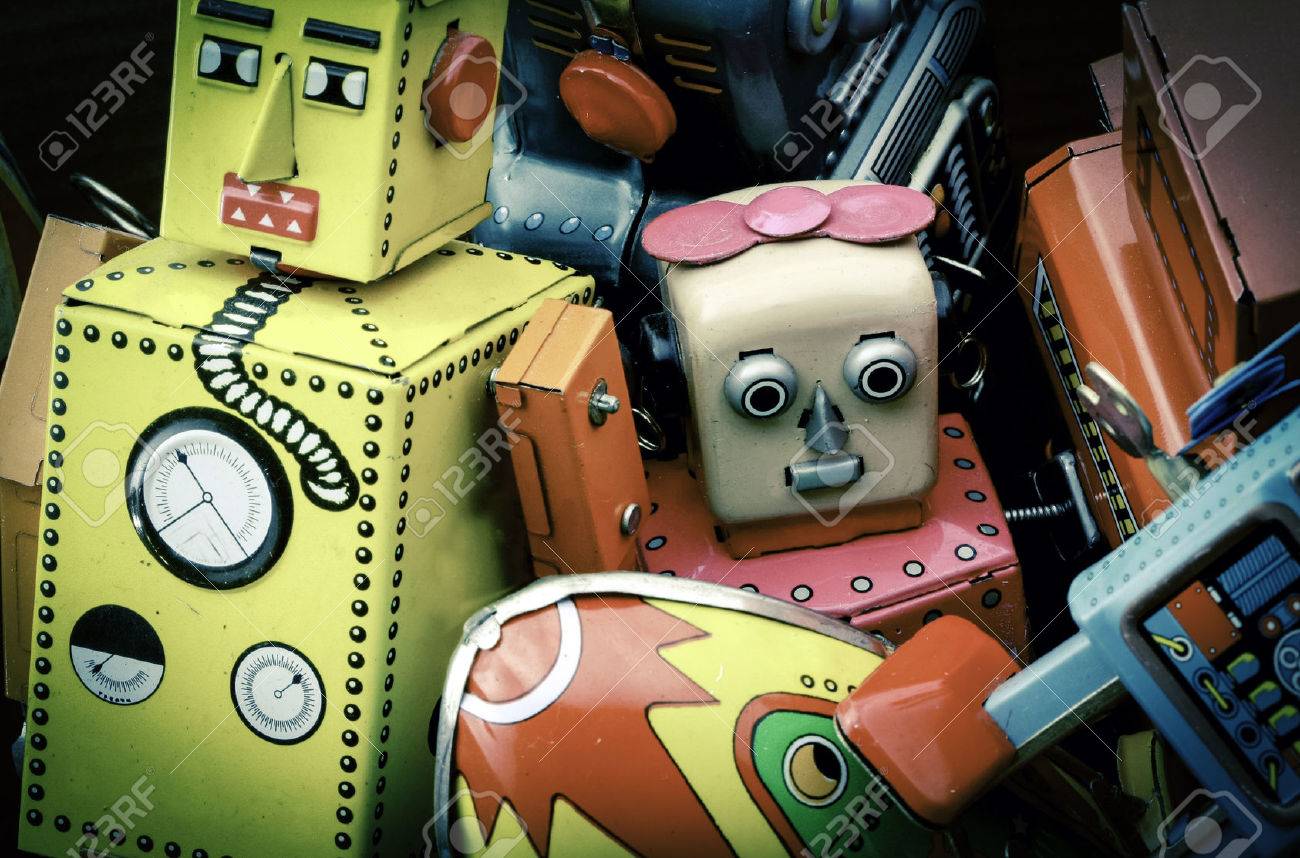 ブリキのおもちゃの古いおもちゃ箱 の写真素材 画像素材 Image