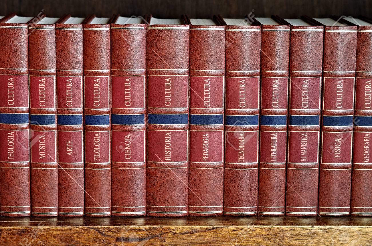 スペイン語のタイトルと棚に茶色のカバーの本の列 の写真素材 画像素材 Image