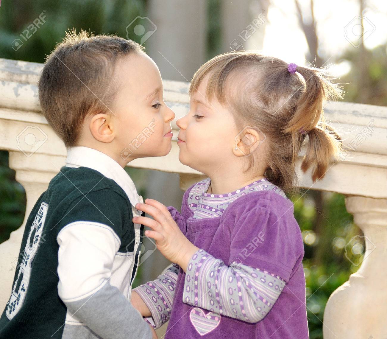 キス 少女 内気な少女と少年が公園で優しくキスの写真素材・画像素材 Image 34692951