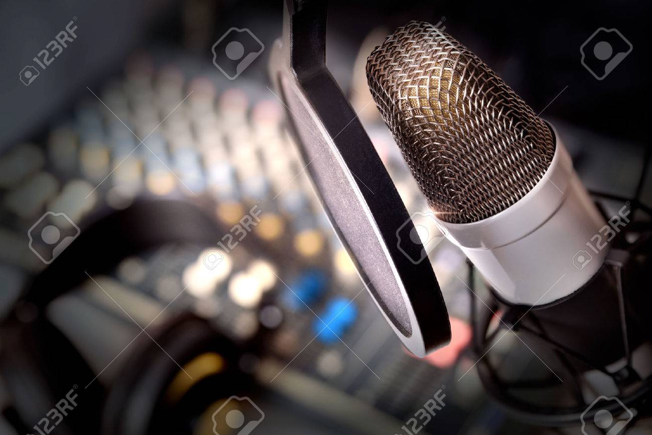 Die Aufnahmegerate Im Studio Studio Mikrofon Mit Kopfhorer Und Mischer Hintergrund Erhohte Ansicht Lizenzfreie Fotos Bilder Und Stock Fotografie Image 69627380
