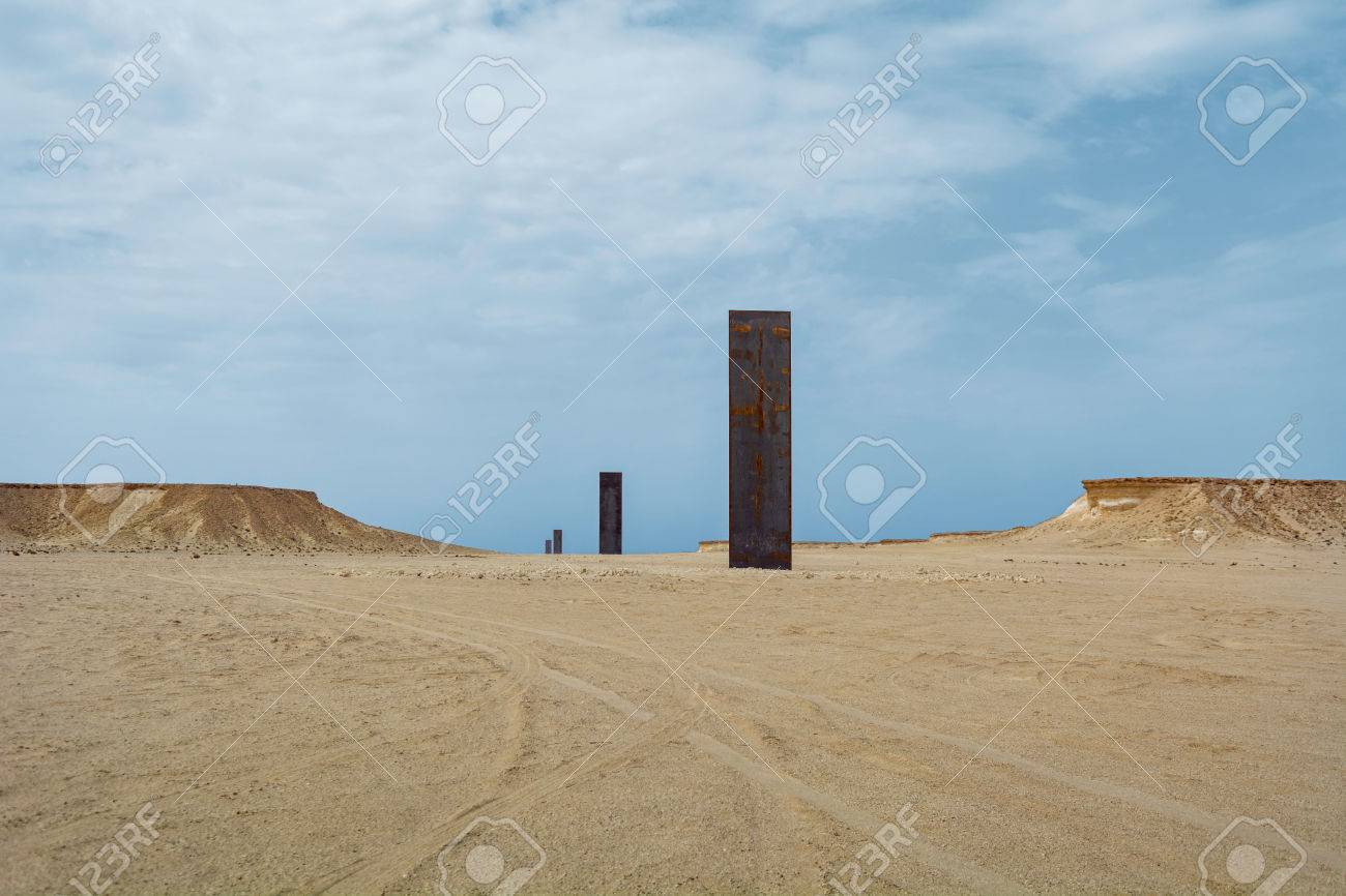 東西東西 カタール 3 月 6 日 東西東西彫刻アーティスト 3 月リチャード セラの 6 15 Zekreet カタールの近くの村 の写真素材 画像素材 Image