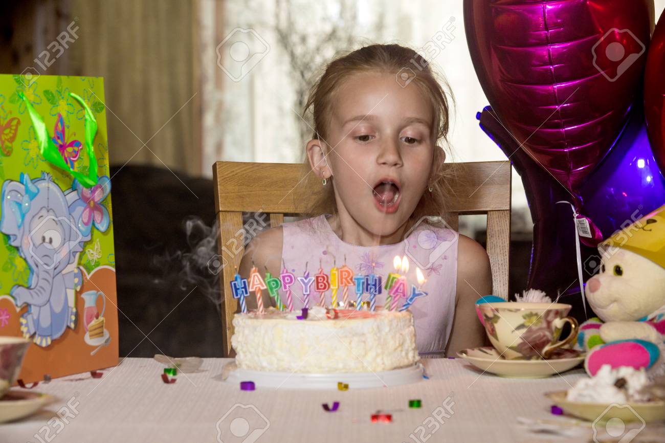 Petite Fille Souffle Les Bougies Sur La Montre Du Gateau Banque D Images Et Photos Libres De Droits Image
