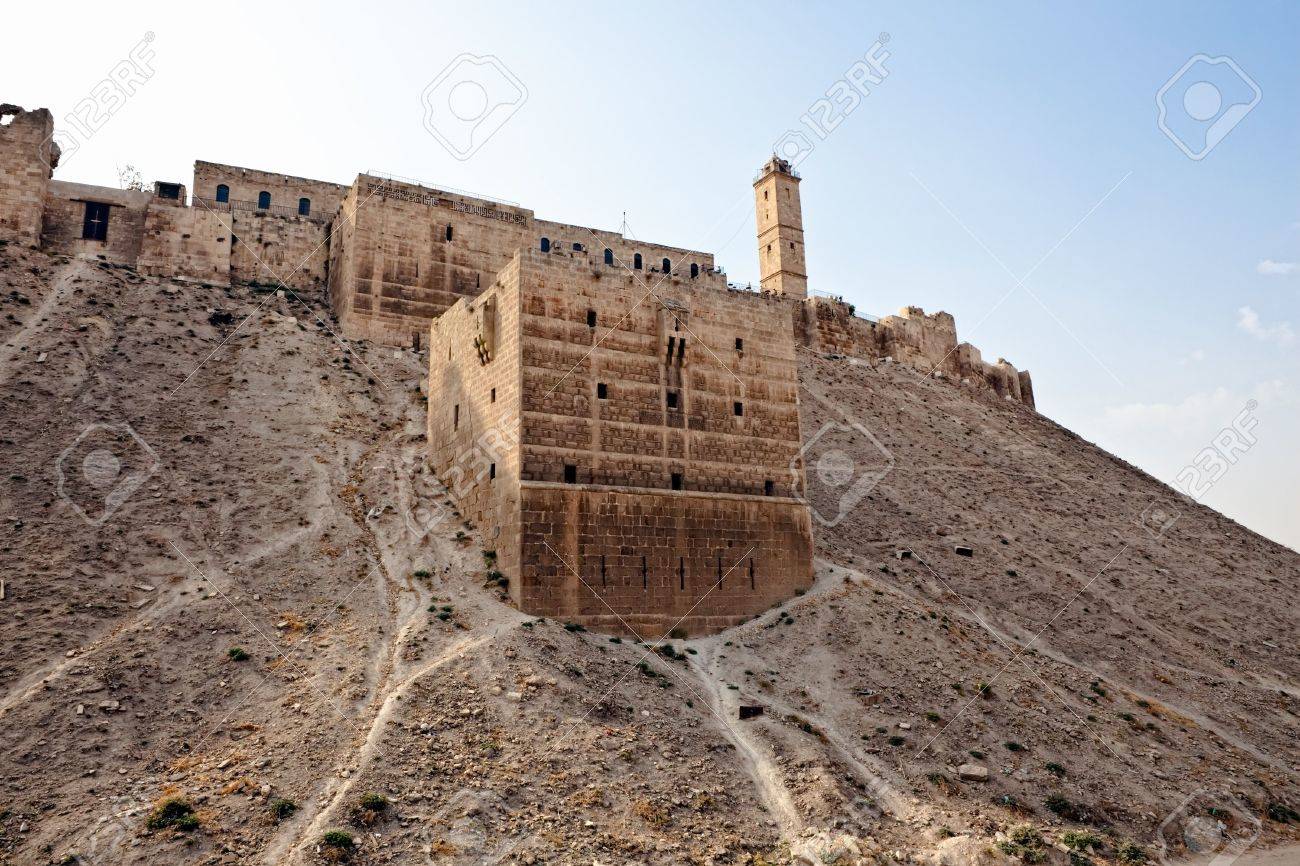 有名なチームフォーテスとシリアのアレッポで城塞 最古の 1 つは 世界の都市生息しています 北の側面の壁を表示します の写真素材 画像素材 Image