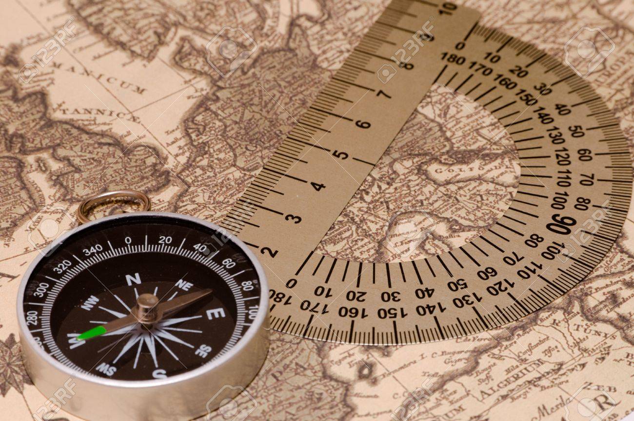 コンパス 分度器 古いカード上にあります の写真素材 画像素材 Image