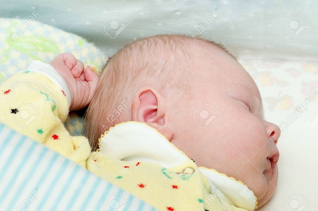 Petit Bebe Nouveau Ne Dort La Bouche Ouverte Banque D Images Et Photos Libres De Droits Image Petit Bebe Nouveau Ne Dort La Bouche Ouverte Banque D Images Et Photos Libres De Droits Image
