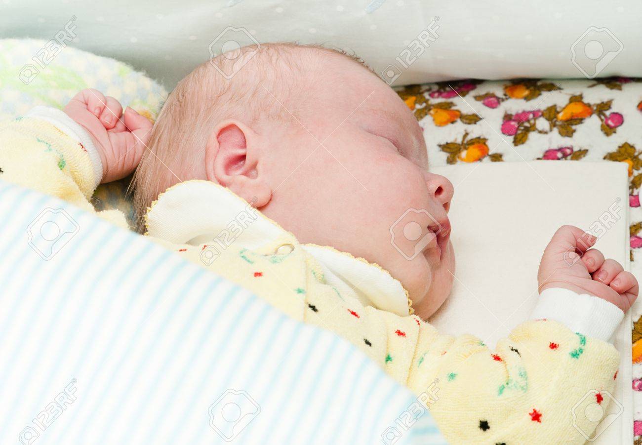 Kleines Neugeborenes Baby Schlaft Mit Offenem Mund Lizenzfreie Fotos Bilder Und Stock Fotografie Image
