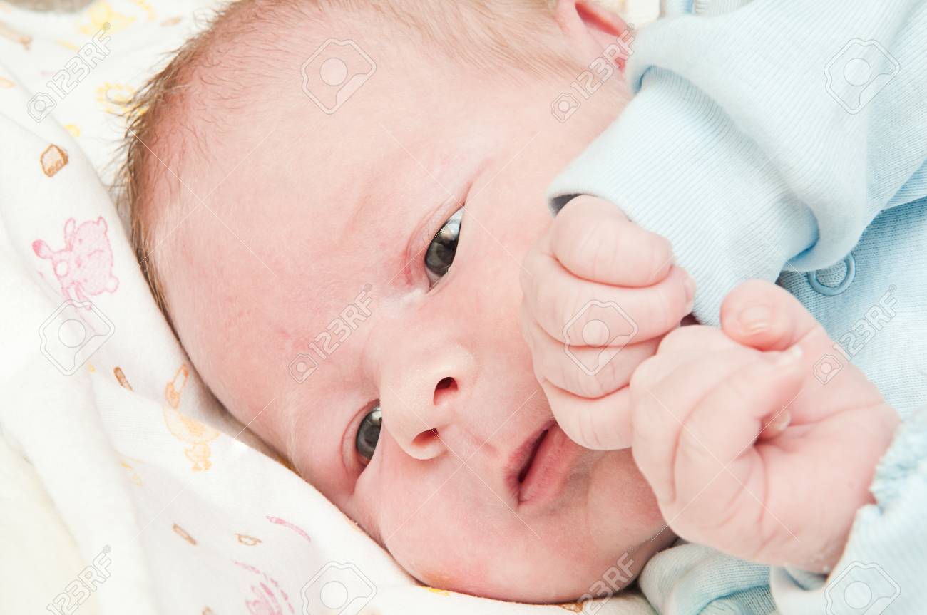 Petit Bebe Nouveau Ne Dort La Bouche Ouverte Banque D Images Et Photos Libres De Droits Image