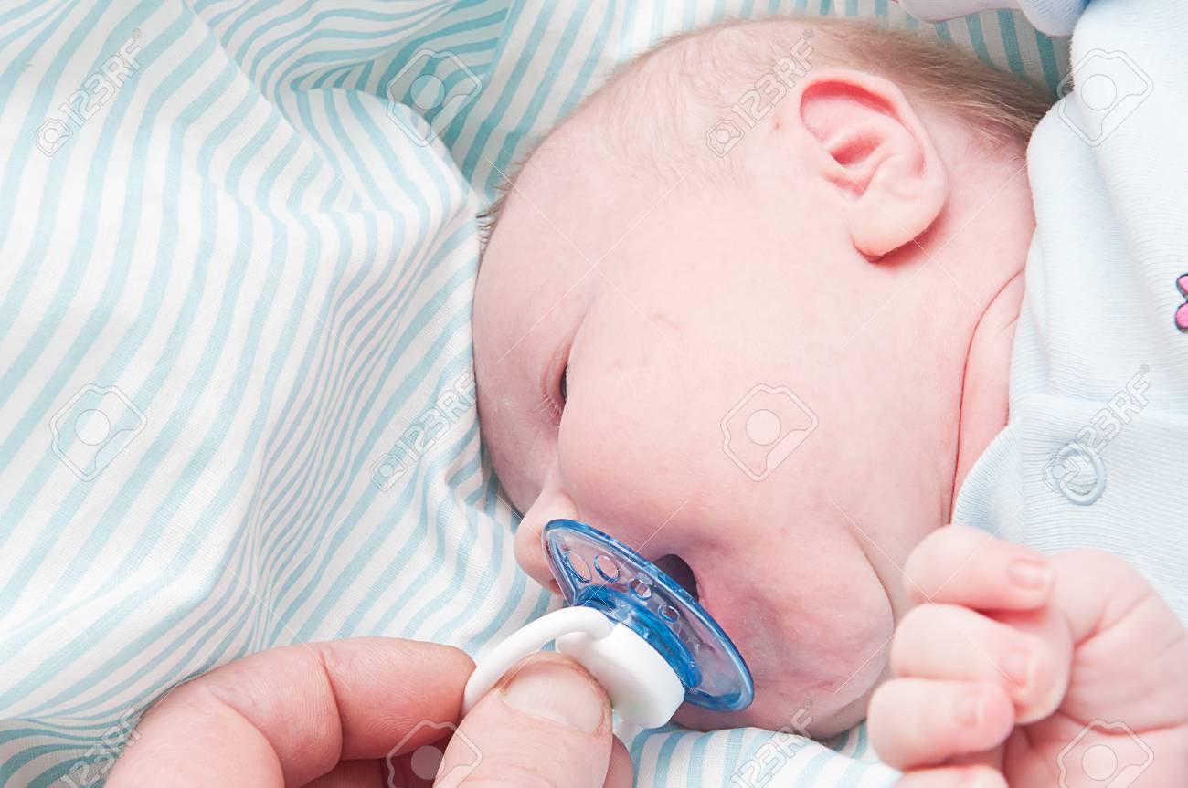 Petit Bebe Nouveau Ne Dort Avec Sa Bouche Ouverte Banque D Images Et Photos Libres De Droits Image