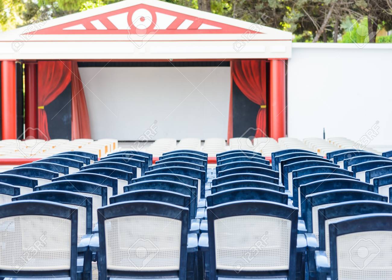 frente a un numero de asientos para el publico en la sala de conciertos al aire libre fotos retratos imagenes y fotografia de archivo libres de derecho image 24874251