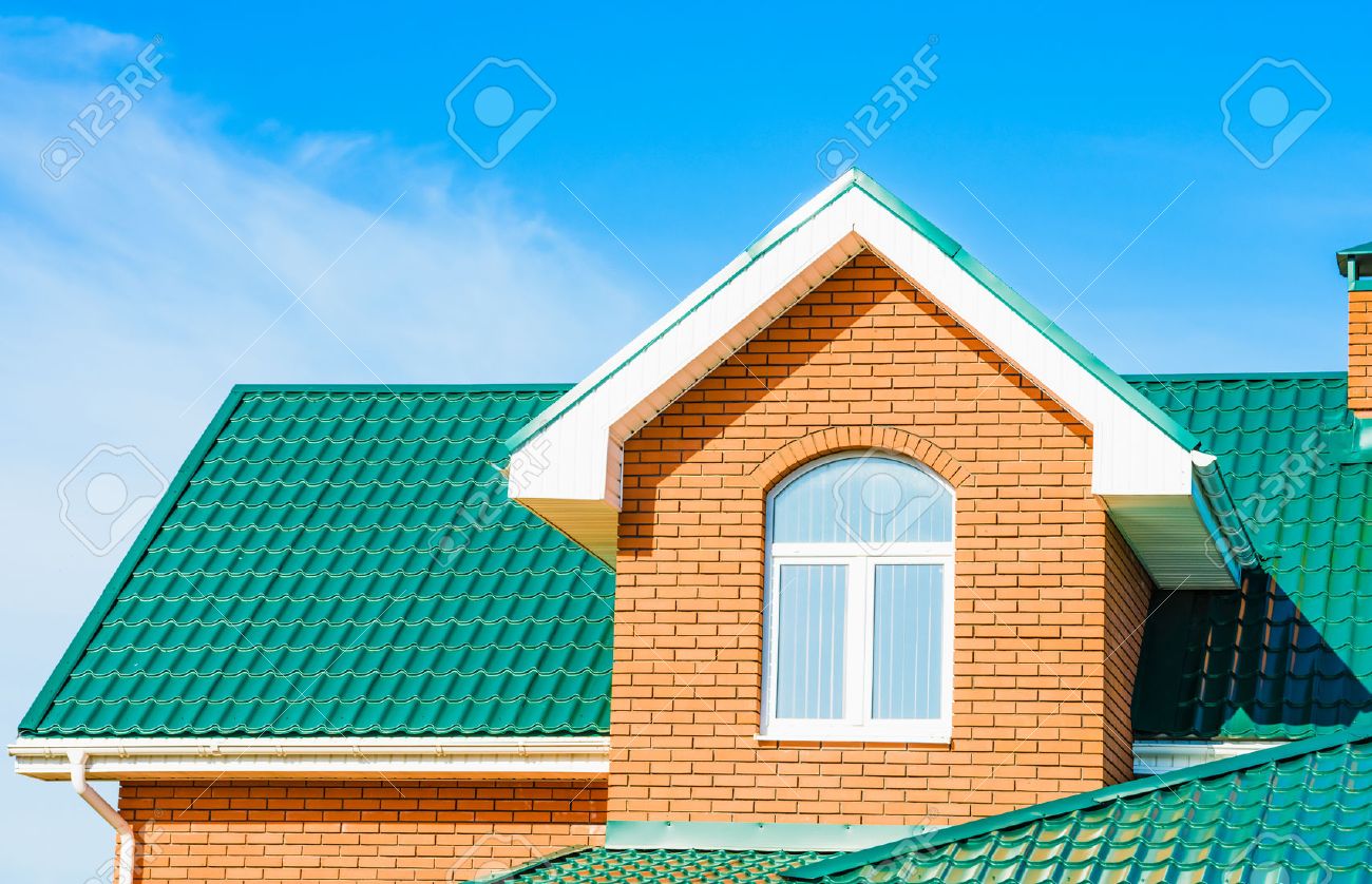 ウィンドウを持つ切妻屋根専用住宅新しいモダンな家 の写真素材 画像素材 Image