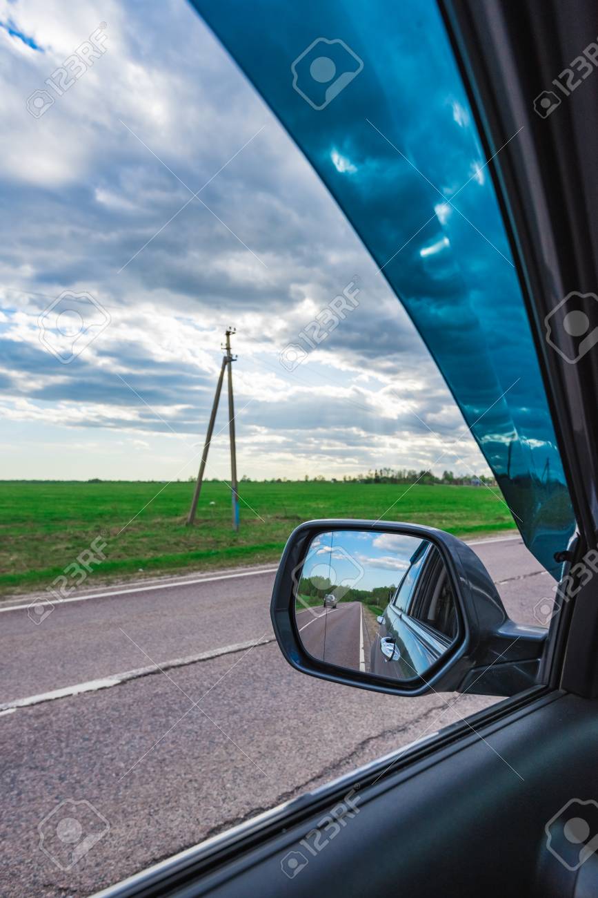 車の窓やミラーからの眺め の写真素材 画像素材 Image