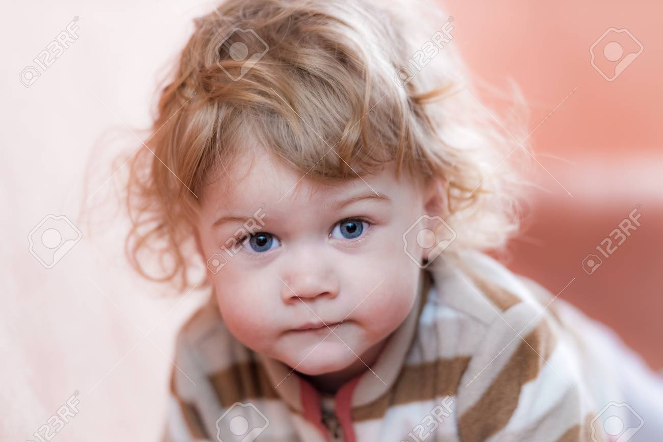 Enfant Garcon Blond Boucle Avec Portrait D Yeux Bleus Banque D Images Et Photos Libres De Droits Image Enfant Garcon Blond Boucle Avec Portrait D Yeux Bleus Banque D Images Et Photos Libres De Droits Image