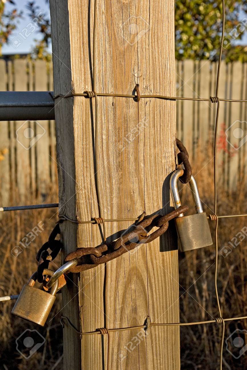 Alte Schlösser Und Eine Rostige Kette Auf Einem Post-und Zaun ... Alte Schlösser Und Eine Rostige Kette Auf Einem Post-und Zaun ...