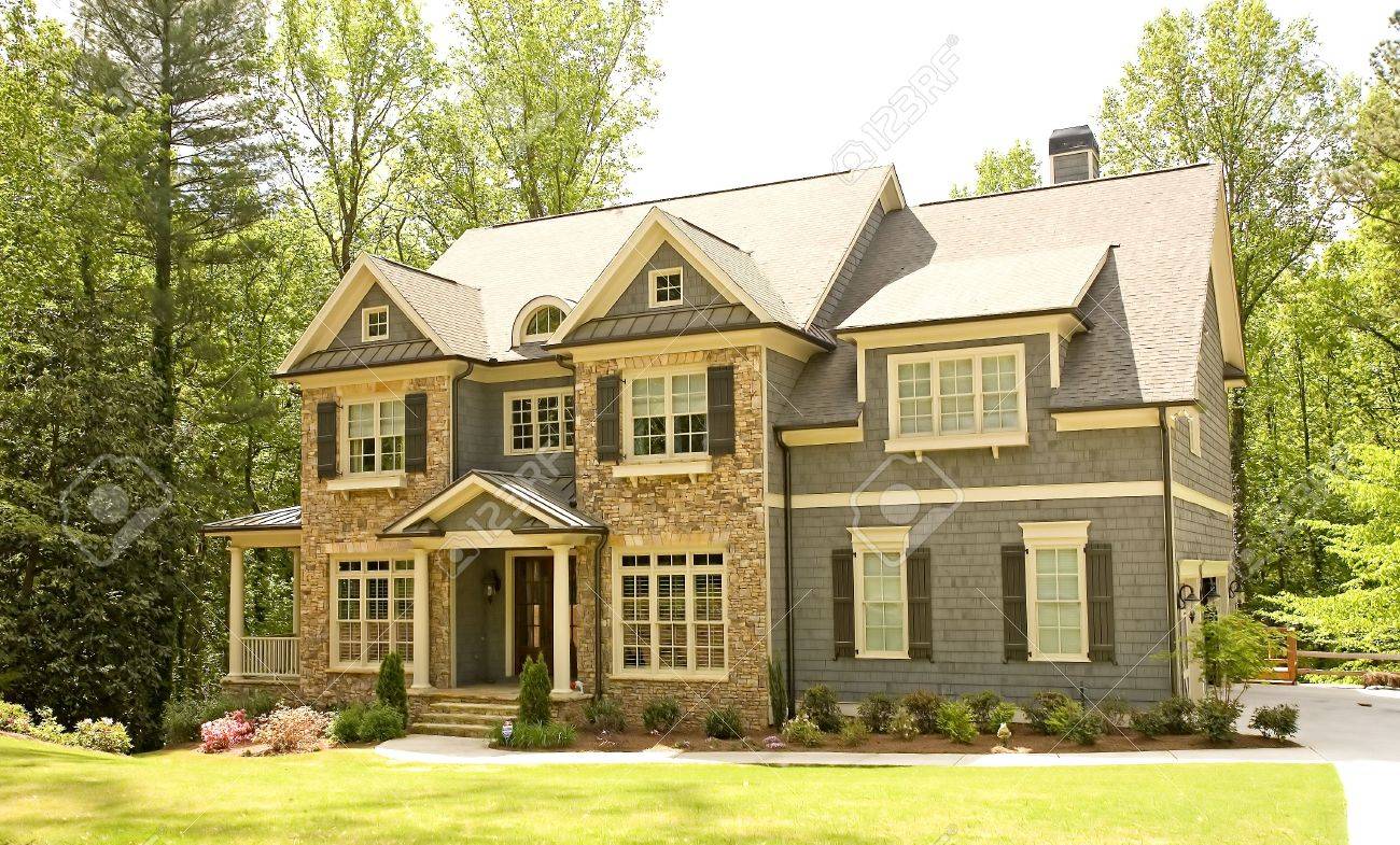 Ein Nettes Stein Und Schiefer Haus Auf Einer Grossen Rasenflache Lizenzfreie Fotos Bilder Und Stock Fotografie Image 3093899