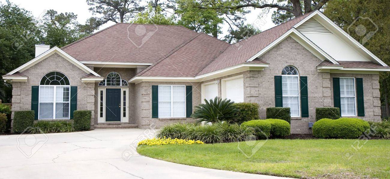 Eine Schone Backstein Haus Und Gepflegten Rasen Mit Einem