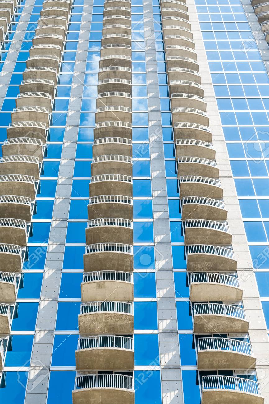 近代的な青いガラスと白い石のマンション タワー の写真素材 画像素材 Image