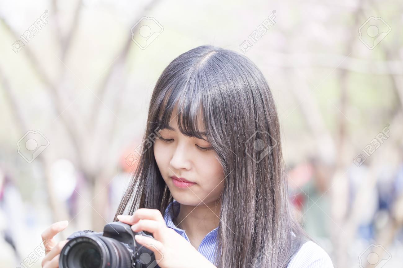 春の時間のデジタル一眼レフ カメラできれいな女の子 の写真素材 画像素材 Image