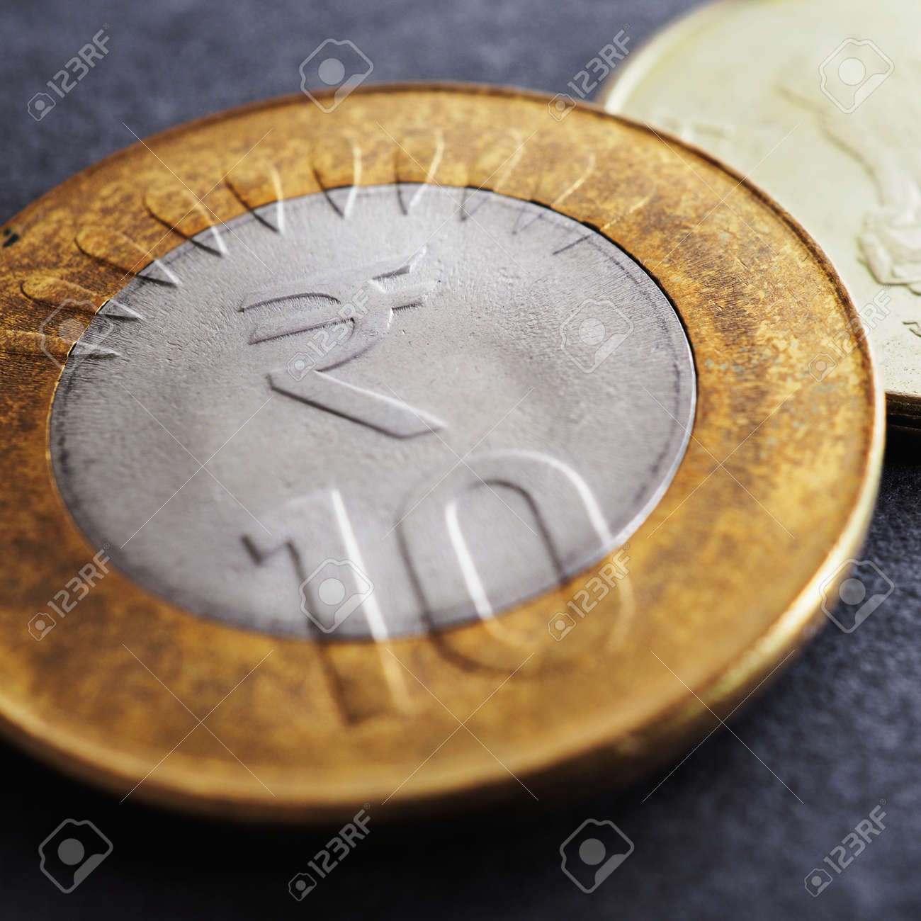 2枚のインドの硬貨。国の通貨のクローズアップのシンボルが付いた10ルピーのコイン。インドの経済、銀行、金融、お金に関するニュース。正方形のイラスト。大きいの写真素材・画像素材  Image 181903250