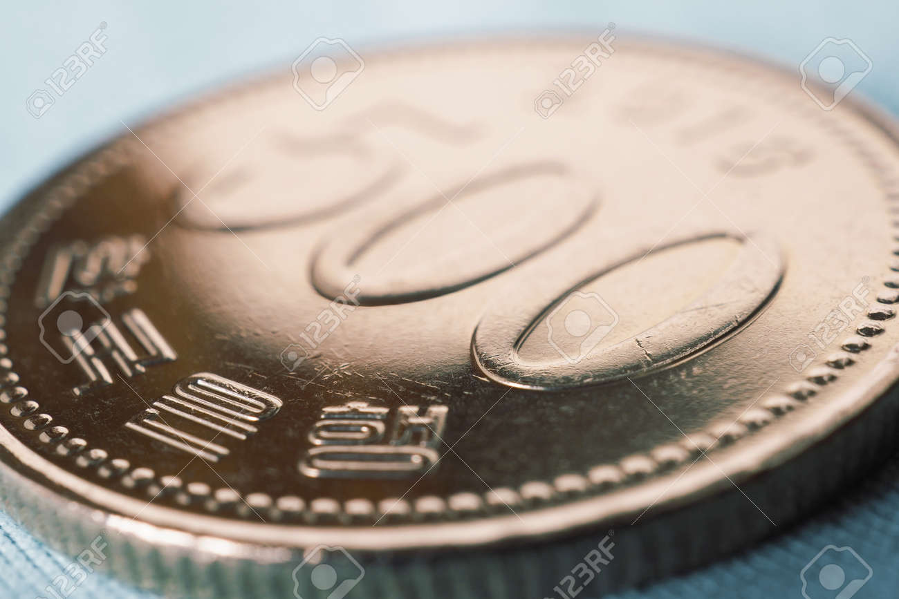 翻訳:韓国銀行。500ウォン硬貨の接写。韓国の経済、ビジネス、お金、金融についてのイラスト。中央銀行、国の通貨、および借り換え金利。マクロの写真素材・画像素材  Image 186059012