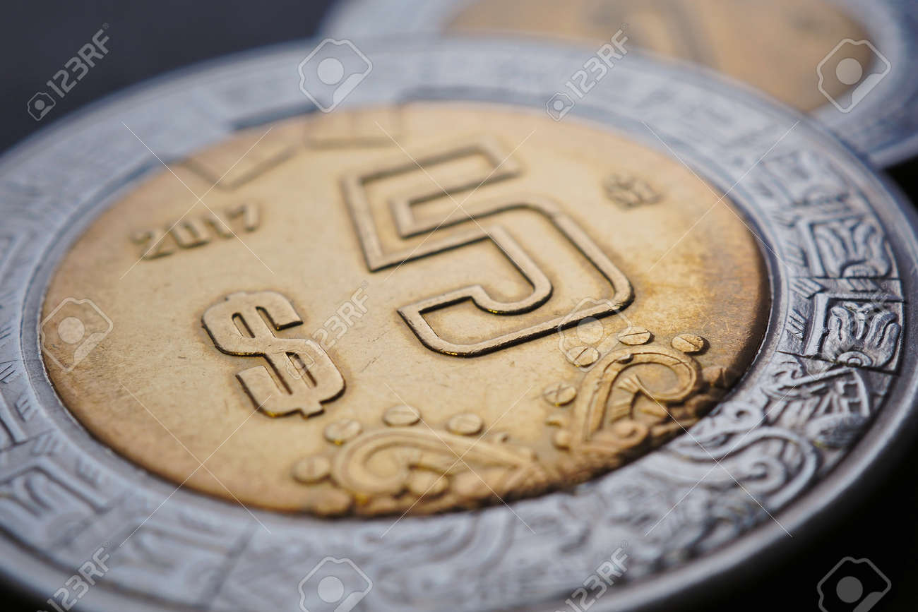 5メキシコペソの接写。メキシコのペソ。経済や通貨に関するニュース。ローンとクレジット。お金と税金。ペソ記号に焦点を当てます。マクロの写真素材・画像素材  Image 187712944