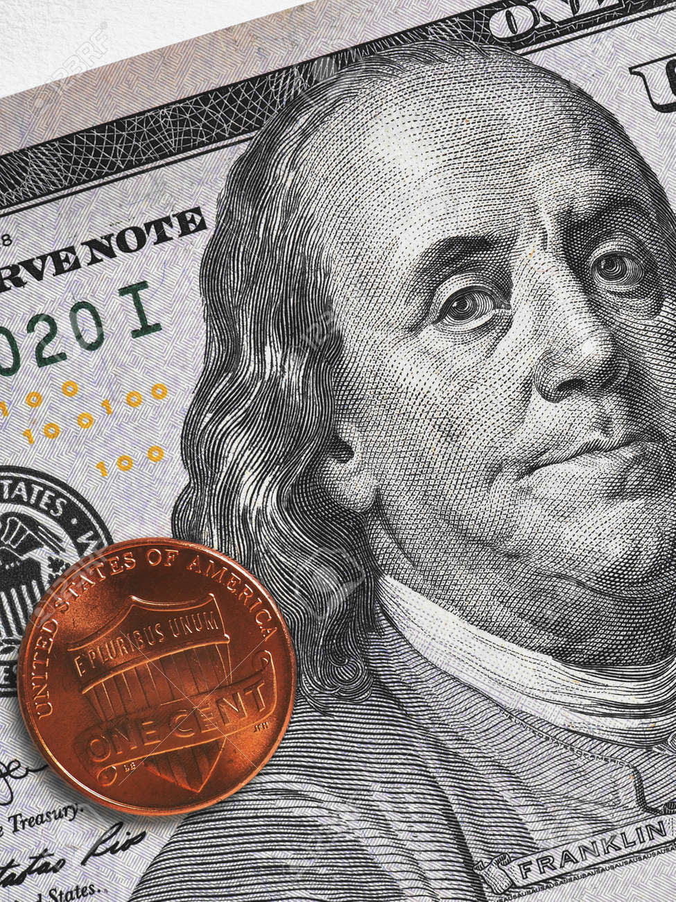 米国のお金:100ドル紙幣とペニー(1セント)は明るい表面にあります。アメリカの通貨と経済学。部分的に白黒の縦のイラスト。マクロの写真素材・画像素材  Image 188272582